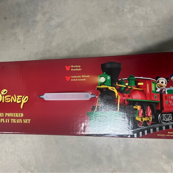 Disney Christmas Train Set 2016 New In Box - Never Opened - Battery Operated - Picture 3 of 3